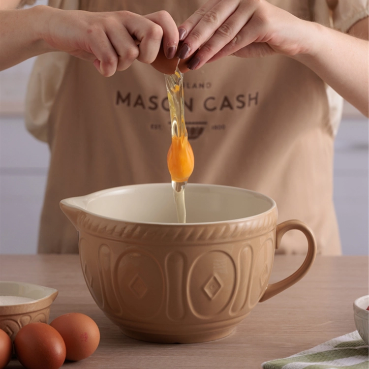 Dzbanek do mieszania i przelewania masy Mason Cash 1,9 l – wbicie jajka