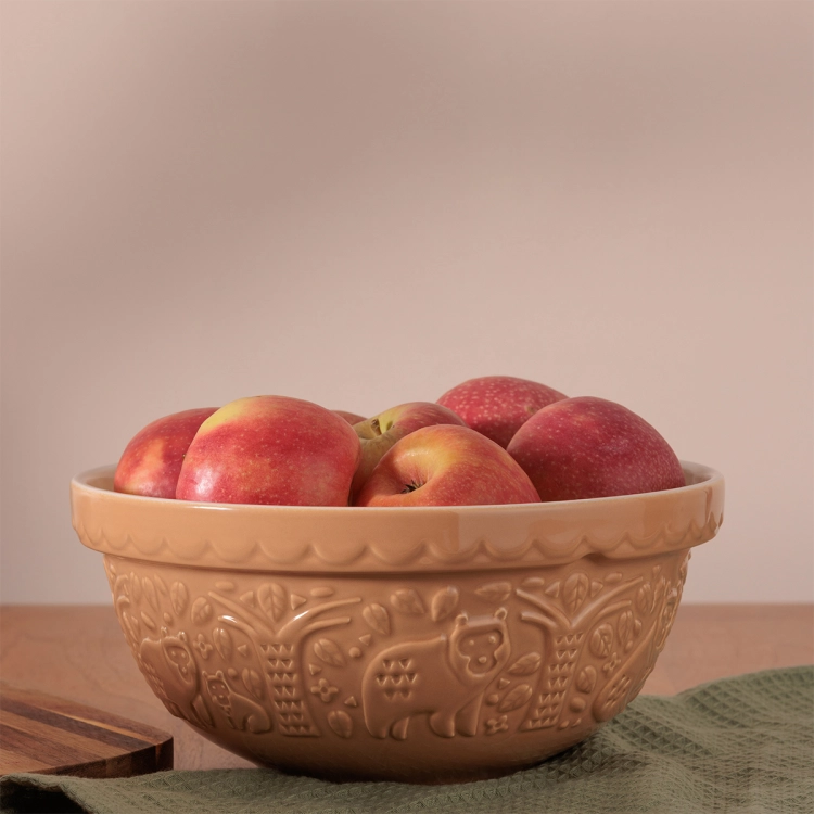 Tłoczone sceny leśne z motywem niedźwiedzia – charakterystyczne dla  kolekcji In the Forest