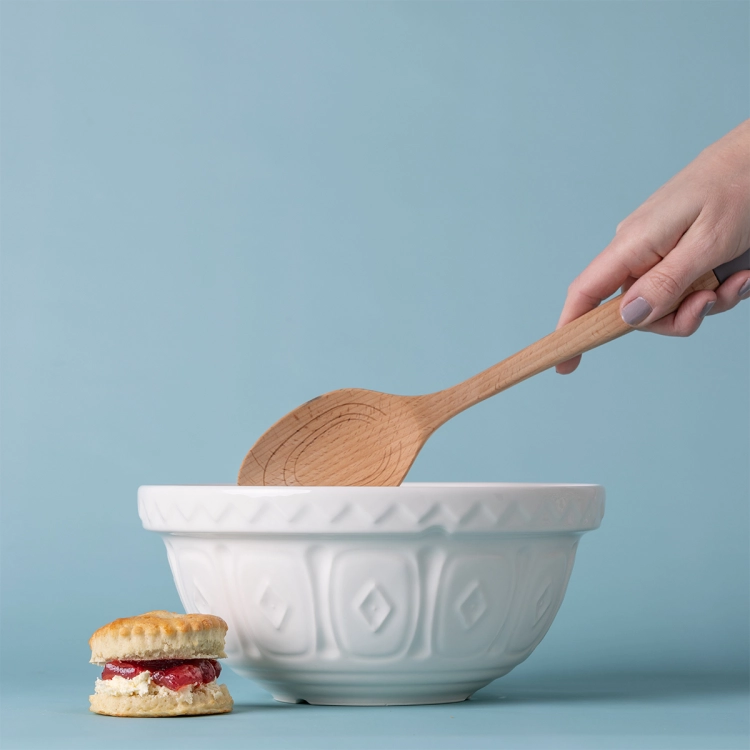 Faktura i rant misy Mason Cash Colour Mix S24 – pewny chwyt podczas mieszania i zagniatania ciasta