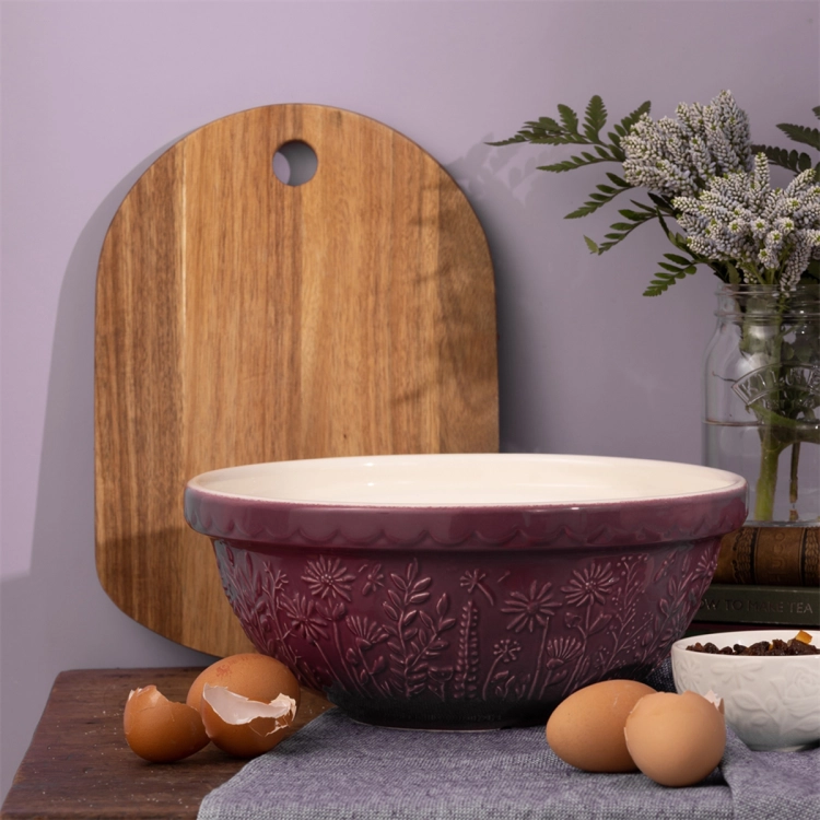 Charakterystyczne tłoczenia nawiązują do tradycyjnego angielskiego wzornictwa i nadają kolekcji wyjątkowy, rustykalny charakter