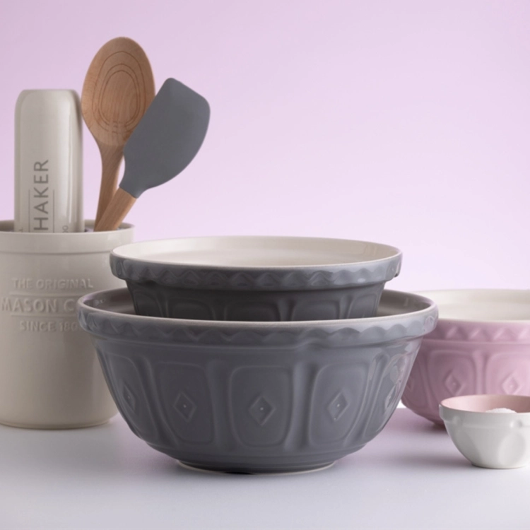 Misa ceramiczna 24 cm 2L jest trwała, odporna, komfortowa, elegancka a neutralny odcień szarości  czyni ja uniwersalnym wyborem