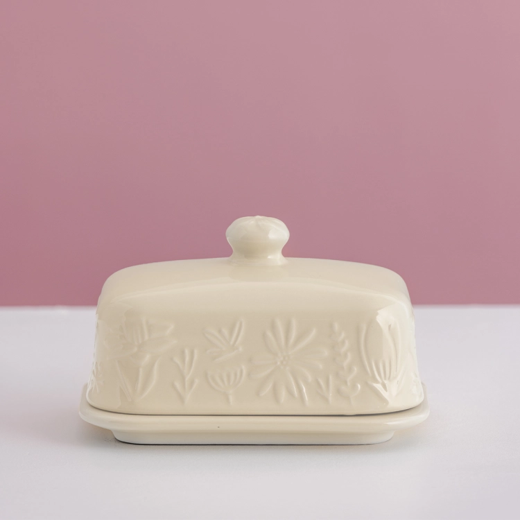 Dekoracyjny wzór kolekcji IN THE MEADOW nawiązuje do motywów przyrody i kwiatów, dzięki czemu maselniczka pięknie się prezentuje