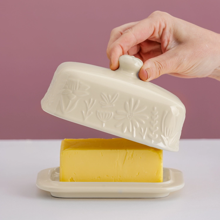 Wykonana z trwałej kamionki (stoneware), zapewnia długotrwałe użytkowanie i łatwe utrzymanie w czystości