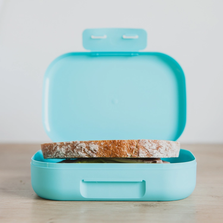 Mały zamykany pojemnik na małą kanapkę lub przekąskę.