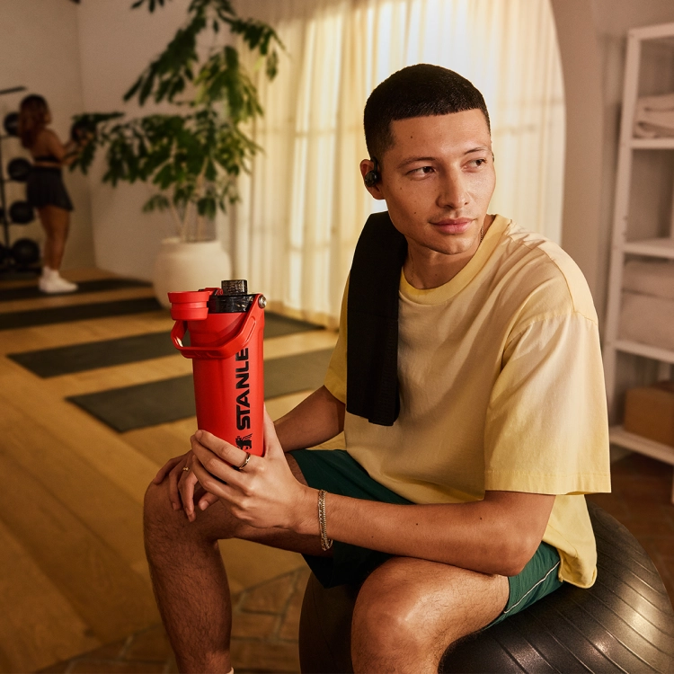 Bidon sportowy z shakerem do mieszanek białkowych Vitalize™ 590 ml Chili Black