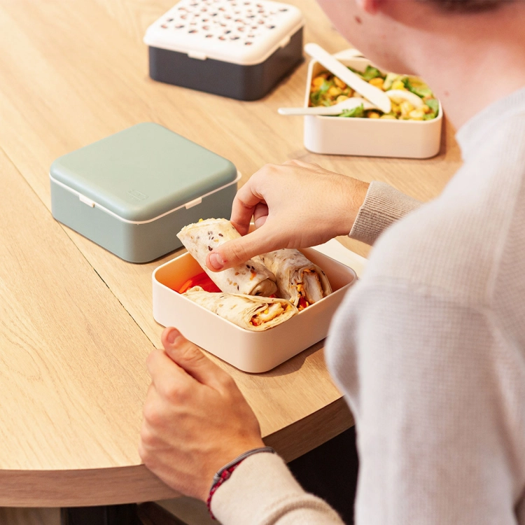 lunchbox ze sztućcami