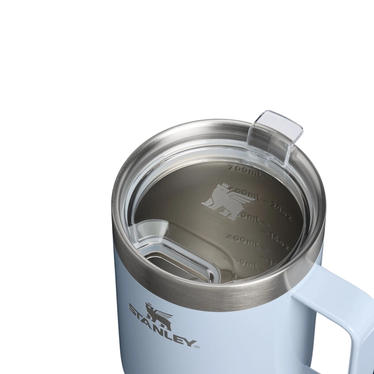 Kubek posiada izolację próżniową pomiędzy ściankami, przezroczystą pokrywkę Tritan typu drink-through, wykonany ze stali nierdzewnej